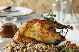 Φασιανός γεμιστός με λουκάνικο, πράσο, μυρωδικά και φιστίκι