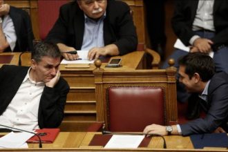 Tο ''4o'' μνημόνιο φέρνει ραγδαίες πολιτικές εξελίξεις