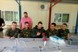 Ο Γκλέτσος τσουγκρίζει αυγά με φαντάρους – ΔΕΙΤΕ ΦΩΤΟΓΡΑΦΙΕΣ