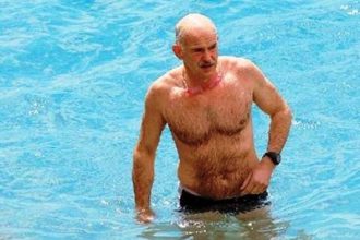 Ποιος φιλοξενεί τον Γιώργο Παπανδρέου στην Σκιάθο