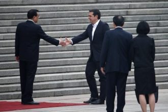 Το αστείο του Τσίπρα στον πρωθυπουργό της Κίνας για τη γραβάτα