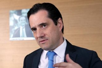 Από ποιον υπουργό ζητά να παραιτηθεί ο Άδωνις;