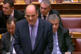 Τα...παιχνίδια του βουλευτή με την κάμερα - ΔΕΙΤΕ ΒΙΝΤΕΟ