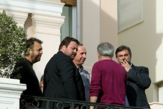 Το διάλειμμα των αγροτών στο μπαλκόνι του Μαξίμου - ΔΕΙΤΕ ΦΩΤΟΓΡΑΦΙΕΣ