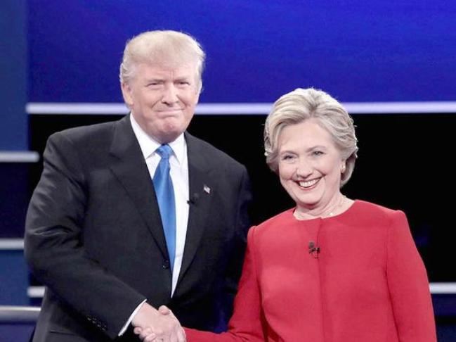 Το "ακουστικό" στο αυτί της Χίλαρι στο debate – ΔΕΙΤΕ ΦΩΤΟ