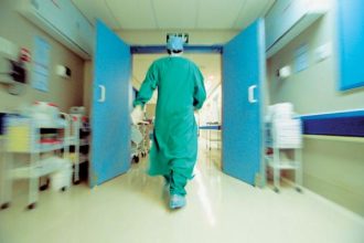 Ελεύθερη πρόσβαση στα νοσοκομεία για τους ανασφάλιστους με ΑΜΚΑ