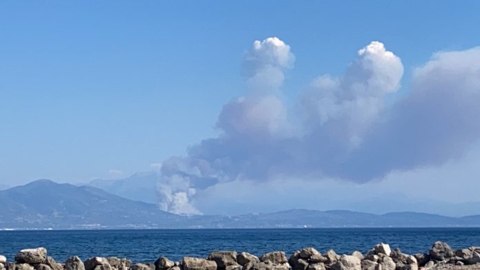 Οι καπνοί από την μεγάλη πυρκαγιά της Καλλιθέας έφτασαν μέχρι το Μεσολόγγι - ΒΙΝΤΕΟ