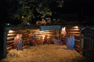 Επιβλητική και η φετινή Φάτνη, στο προαύλιο του Ι.Ν. Αγίων Αντωνίου & Χαραλάμπους στα Κρύα Ιτεών