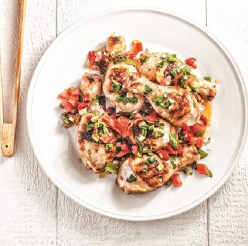 Μπουτάκια κοτόπουλου σε μπίρα και σάλτσα ντομάτας με πιπεριά