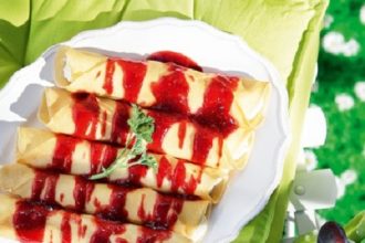 Κρέπες με μελωμένο τυρί και σάλτσα βατόμουρο