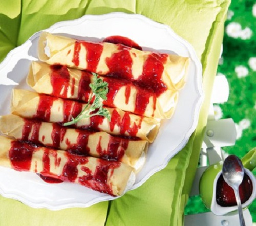 Κρέπες με μελωμένο τυρί και σάλτσα βατόμουρο