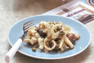 Σουπιές κρασάτες με πράσινες ελιές, κάππαρη και μάραθο