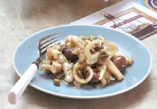 Σουπιές κρασάτες με πράσινες ελιές, κάππαρη και μάραθο