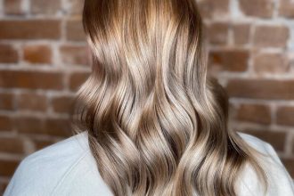 Ξέχνα το California Blonde, ήρθε το ξανθό της άμμου και είναι το απόλυτο καλοκαιρινό χρώμα