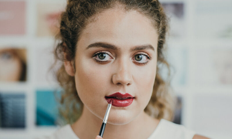 Lipstick Hack: Το «κόλπο» για να κάνεις το κραγιόν να μη φεύγει από τα χείλη σου