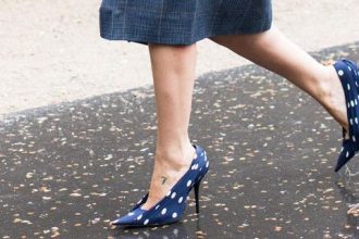 Τα παπούτσια που αγάπησε η Κάρι Μπράντσο επιστρέφουν και δεν είναι τα Manolo