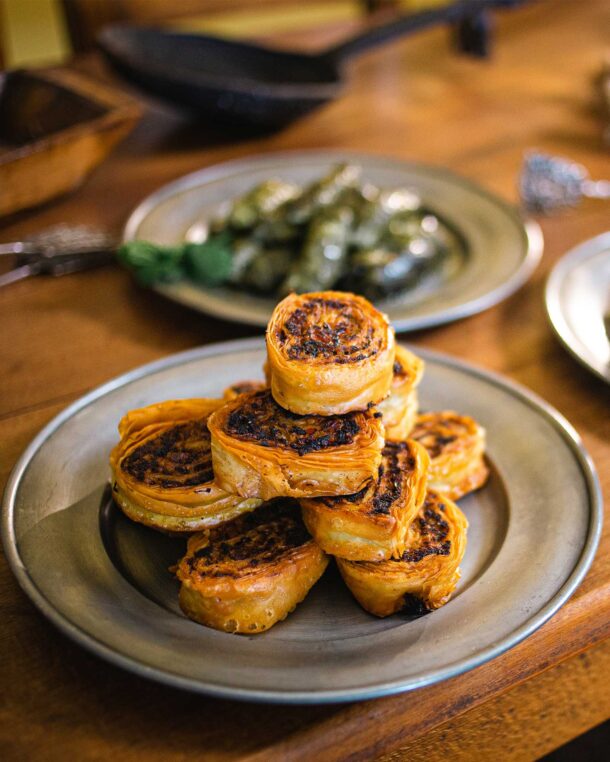 Πιτάκια ρολό με καβουρμά στο τηγάνι