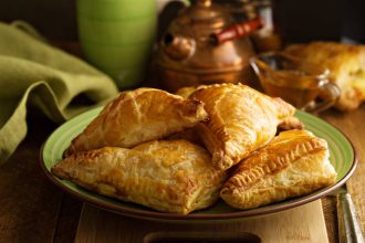 Σπιτική ζαμπονοτυρόπιτα με σφολιάτα