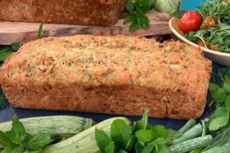 Αλμυρό κέικ με κολοκυθάκια και ανθότυρο