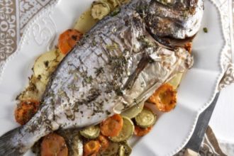 Τσιπούρες στο φούρνο με λαχανικά και μυρωδικά