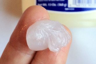 Τέσσερις έξυπνες χρήσεις της βαζελίνης