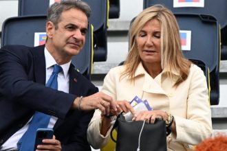 Κυριάκος Μητσοτάκης και Μαρέβα στην τελετή έναρξης των Ολυμπιακών Αγώνων με νάιλον λόγω της βροχής ΦΩΤΟ