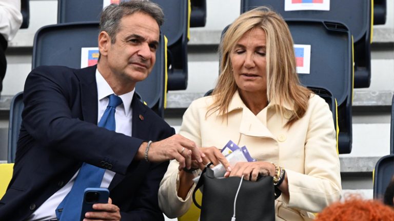 Κυριάκος Μητσοτάκης και Μαρέβα στην τελετή έναρξης των Ολυμπιακών Αγώνων με νάιλον λόγω της βροχής ΦΩΤΟ