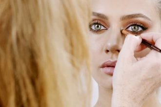 Το skin gilding είναι η νέα τάση στο μακιγιάζ που πρέπει να γνωρίζετε!