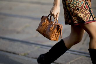 Πώς θα φρεσκάρεις τις τσάντες και τα παπούτσια για να δείχνουν ολοκαίνουρια