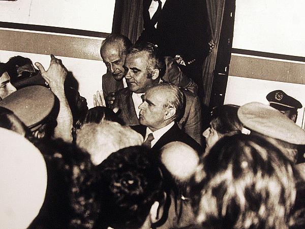 Ποιος ειδοποίησε ποιους για την επιστροφή Κων.Καραμανλη;