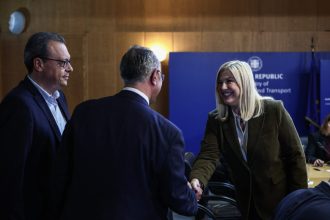 ΣΥΡΙΖΑ και Νέα Αριστερά ψάχνουν τα βήματα στο τανγκό – Μαρτύριο της σταγόνας με την είσοδο Κασσελάκη… στη Βουλή