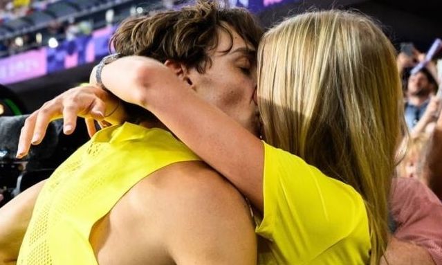 Ντουπλάντις: Στην Ελλάδα σήμερα για διακοπές με τη σύντροφό του