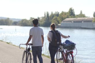 Γιατί όταν είσαι σε σχέση σε φλερτάρουν περισσότερο;