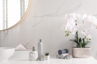 5 πανεύκολα και φυσικά tips για να μυρίζει ωραία το μπάνιο σας