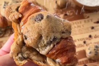 Η απόλυτη συνταγή για cookie dough croissants