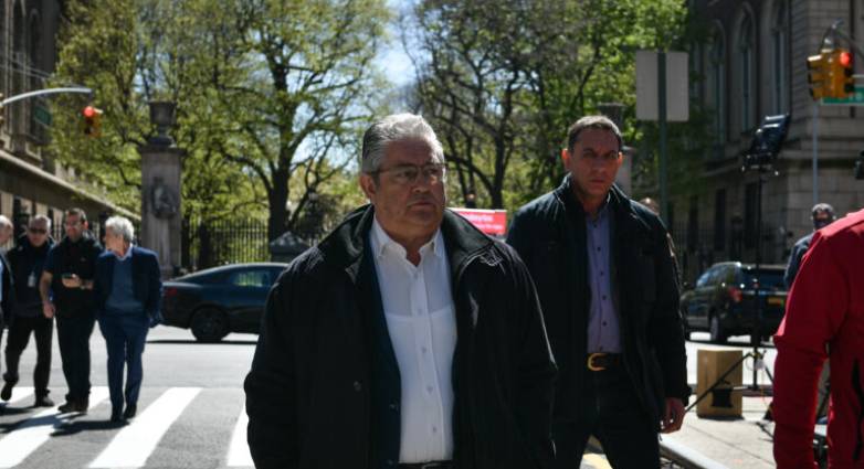 Η ζεμπεκιά του Κουτσούμπα στη Νέα Υόρκη ΦΩΤΟ