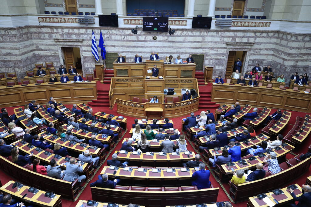 Βουλή: Ψηφίστηκαν οι παρεμβάσεις στην οργάνωση και τη λειτουργία του υπουργείου Εξωτερικών
