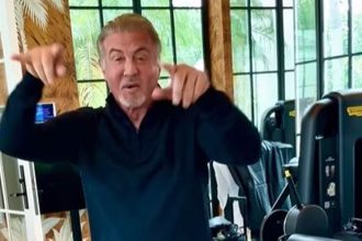 Σιλβέστερ Σταλόνε: Ο 78χρονος ηθοποιός χορεύει ενώ δοκιμάζει καινούρια ρούχα