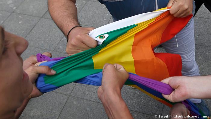 Πάτρα: Τρικάκια με ομοφυλοφιλικό περιεχόμενο έξω από εκκλησία - Ο Χριστός φιλούσε τον Ιούδα - Σε σοκ οι πιστοί