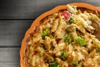 Ογκραντέν ζυμαρικών με κρέμα γιαουρτιού, μπρόκολο και κοτόπουλο