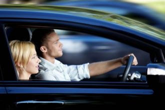 Το πλαϊνά τζάμια των αυτοκινήτων δεν μας προστατεύουν από τον ήλιο