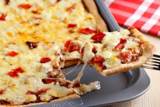 Γρήγορη πίτσα με πάστα ελιάς και 3 ειδών τυριά