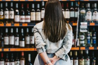 Γυναίκες και «κοιλιά του αλκοόλ»: Τι πρέπει να προσέχουμε