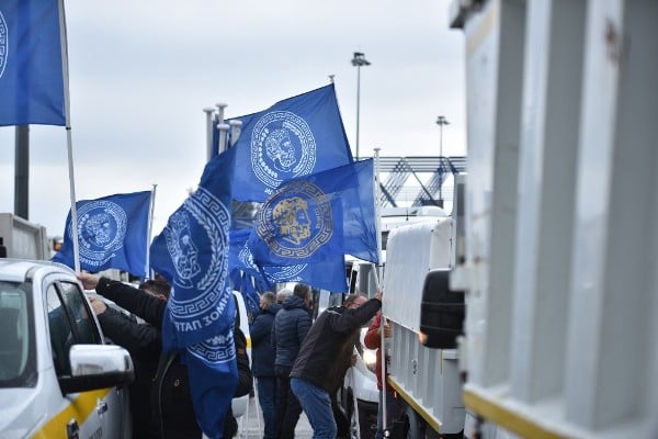 Δείτε ζωντανά την συγκέντρωση διαμαρτύριας Δήμου και σωματείων στην Αθήνα από το ΙΟΝΙΑΝ TV
