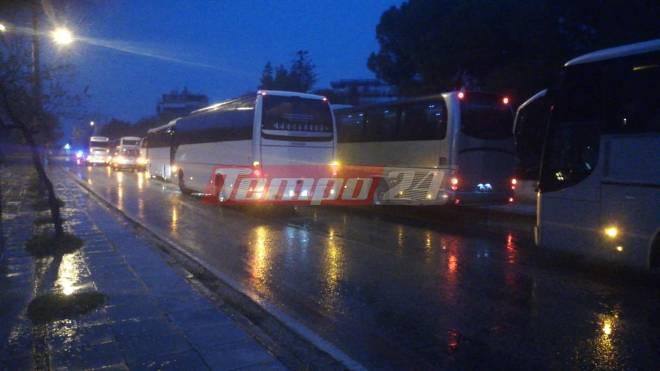 Πάτρα: Με λεωφορεία και ιχ στην Αθήνα Δήμος και σωματεία - Μεγάλη συμμετοχή - Υπό βροχή η αναχώρηση (ΦΩΤΟ-ΒΙΝΤΕΟ)