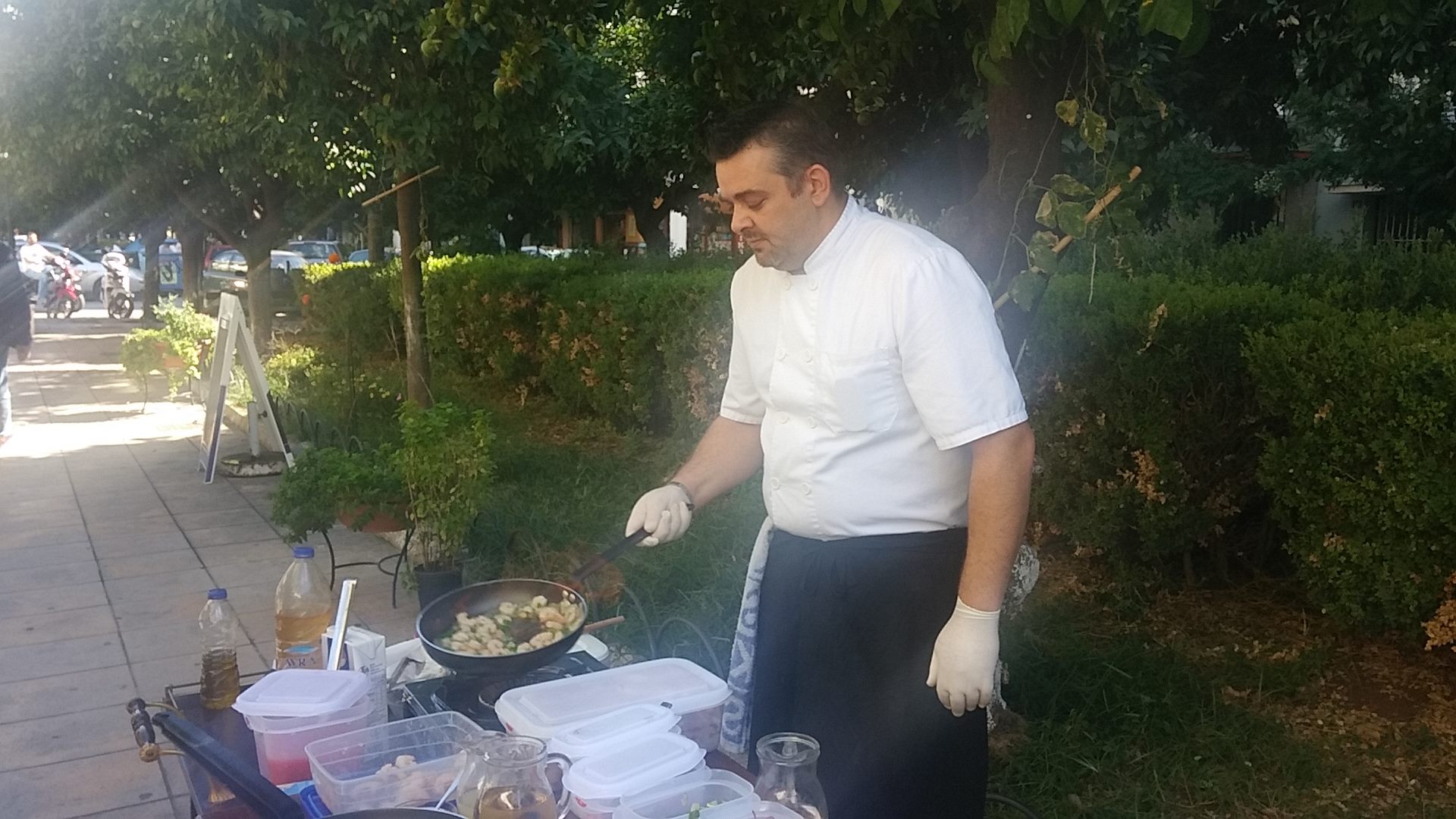 Το "Σούσουρο" μαγείρεψε για τους φίλους του στον πεζόδρομο - ΔΕΙΤΕ ΦΩΤΟΓΡΑΦΙΕΣ και ΒΙΝΤΕΟ