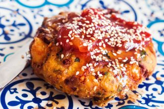 Φέτα σαγανάκι µε µαρµελάδα ντοµάτας