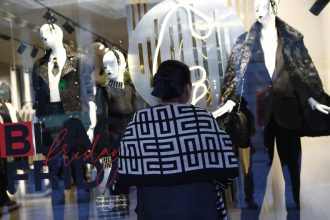 Black Friday 2024: Ανοιχτά έως τις 18:00 τα καταστήματα – Έως τις 20:00 πολυκαταστήματα και εμπορικά κέντρα