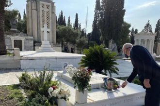 Ο Γιώργος Παπανδρέου άφησε ένα λευκό τριαντάφυλλο στο μνήμα του Ανδρέα