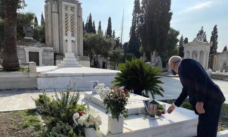Ο Γιώργος Παπανδρέου άφησε ένα λευκό τριαντάφυλλο στο μνήμα του Ανδρέα